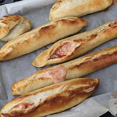 I may have overstuffed them, found it really hard to close them properly. But, they do taste like pretzels and are really good. Mine were very visibly ready in 10 minutes.
