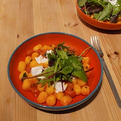 added fresh red pepper instead of flakes, and a mixed rucola salad :)
very yummy would eat again