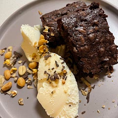 Wow. Didn’t expect it to be this good- used Ghirardelli brownie box mix. Even if you don’t like brownies you will still enjoy this!
