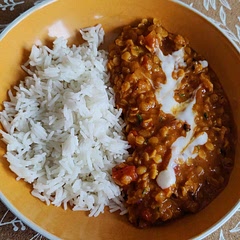 Reis oder Naan, beides eine gute Kombi. Zum Upgraden kann man auch Aubergine, Spinat und Paneer dazu servieren.