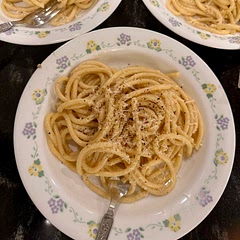 Needs wayyy more cheese. Mix grated cheese with pasta water on side until it makes a cream and then mix that with pasta.