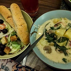 Very tasty! Paired it with some breadsticks and an Olive Garden salad dupe to have a soup/salad/breadsticks night! 10/10 would recommend 