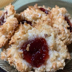Super easy & oh so very sweet🥥
I did add a splash of coconut extract  & used Cherry 🍒 Preserves for middle