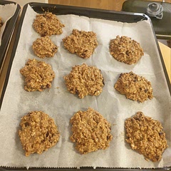 perfect healthy snack  to take to school
I replaced the peanut butter with tahini and skipped the walnuts since nuts are not allowed at school because of nut allergies. Highly recommended :) 