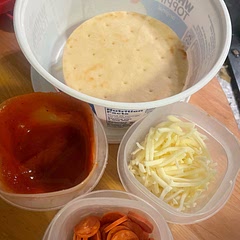 Made a pizza lunchable. 

Stonefire naan circles, pizza sauce, shredded mozz, mini pepperonis
