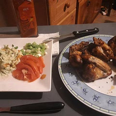 Delicious and spicy chicken and cool guacamole 