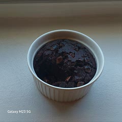 I thought that 4 tbsp of sweetener would be too much, so I added 2 tbsp instead and I added 1 tbsp more of yoghurt. Topped with vegan coconut chocolate baked for only 20 minutes and it was really good. 