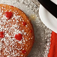 PT receita da base de bolo de uma partilha daqui
complementei com a minha versão de curd limão e morango.

EN cake base recipe from a share I found here I complemented it with my version of curd lemon and strawberry . 

🎂https://s.samsungfood.com/z4XxR