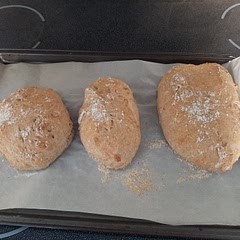 Well, it was hard getting the three loaves the same size. Will try next time putting g into one bread tin and see how that goes. Bread did taste great. A good option when you want to give everyone their own little loaf of bread during a meal, for example mussels.