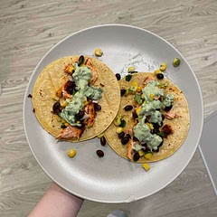 this is a delicious recipe 🤩 the only thing i would change would be the amount of salmon. double it! otherwise you’ll run out of meat and still have a bunch of leftover sauce and relish.