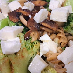 J ai cuit mes pâtes et brocolis ensemble mes champignons dorer dans une poêle déglacer avec la sauce soja puis ajouter les pâtes et brocolis puis parsemer de dès de mozza un vrai régal merci 