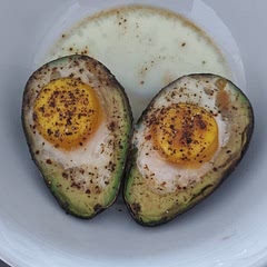 Ei Gr. M wählen, meine in Gr. L sind zu groß und liefen über. Habe eine kleine Schüssel zum überbacken genommen,  so kippten die Avocadohälften nicht um. Habe gleich zwei Hälften zubereitet,  um keinen Rest Avocado zu haben. 