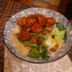 Yes, the recipe is a mess. You can, however, find the author's short videos of him preparing it on social platforms, which is somewhat helpful. The recipe calls for too much coconut milk- I added half of it and it was a bit too much already.