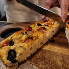 Love how easy to make the foccacia. Thank you for sharing.