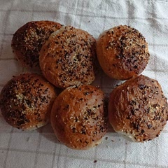 I couldn't find black sesame seeds where I live so instead I used flax seeds. Turned out great, both crispy and pillowy. 