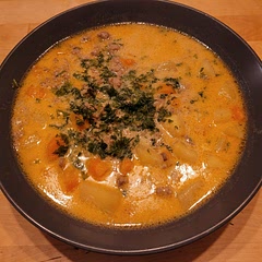 No bell peppers. The BF no likey.
Instead I used more carrots and shallots. Topped with fresh parsley and chives. Delish!
