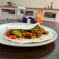 I added a sweet potato to make it more filling and I threw in some chili powder for extra flavor. The tomatoes are really the star of the dish 🤤