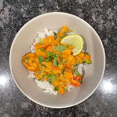 well DANG if this isn’t the prettiest meal i’ve ever made. added half of a sweet potato, two cups of fresh spinach, and subbed evaporated milk for coconut milk. divine. 