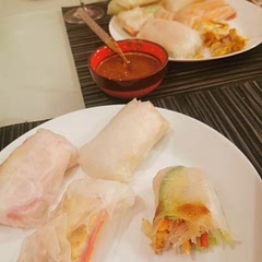 The peanut butter sauce goes incredibly well with the rolls, otherwise their taste alone might be a bit plain. 