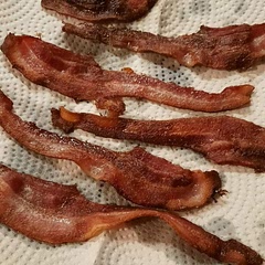 Let's talk about bacon!🥓🥓
Crispy or floppy?
How do you cook it?  In a pan or oven?

I loathe the clean up- so my method is in the oven!

Here's part one of a recipe I'm doing today!
(Broccoli Salad)