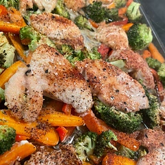 We love sheet pan meals! 
Chicken, carrots, broccoli, red bell pepper