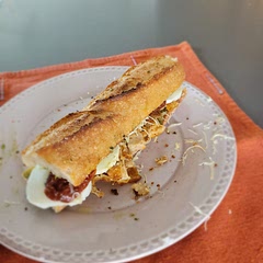Très bon pensez à faire fondre la mozzarella la prochaine fois et trouver un pain un peu moin croustillant peut-être 