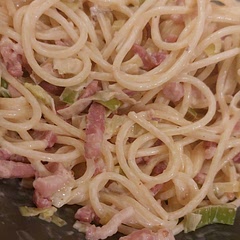 J avais plus de tagliatelle, du coup spaghetti 😅 j ai aussi rajouter la moitié d un oignon