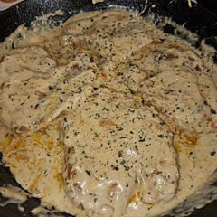 LOVE LOVE LOVE these! I love how the gravy turns out and tastes. You can do with ANY kind of pork chop! This time I did bone in 😋