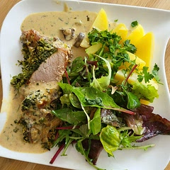 Leute! Geschmacksexplosion! Macht aber mehr Soße und nehmt Rinderbrühe. Also mehr Käse kaufen als im Rezept angeben, damit ihr mehr Soße zaubern könnt. 