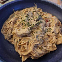 Not bad, creamy sauce. A bit mushroom forward 