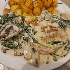 The sauce is so creamy and delicious! I've also put some potatoes in the oven next to the dish. Amazing! I recomand it!