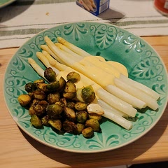 We followed the recipe to a T, we made the version using only olive oil, salt, pepper and garlic. The brussels sprouts sported a slightly sweet tinge, and were wonderfully crispy on the outside, but still staying nicely moist inside. Enjoyed it with some spring asparagus and an airy hollandaise. Ultra bussin. Next time, we will either increase the amount of brussels sprouts or pair this dish with some delicious roasted salmon. Liebe grüße, Noa und Fritzi