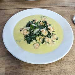 Very tasty recipe! The overall flavor is simple but delicious. This, creamed spinach with shrimp, dish is relatively easy to make and simple to plate in an elegant way.