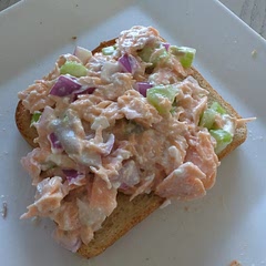 Super quick and fresh. I put it over a couple pieces of toast and can get 2 lunches out of it. 