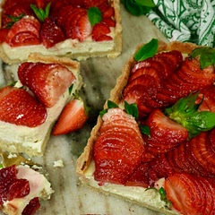 Dessert dreams do come true! Dive into our heavenly Ricotta Strawberry Tart for a taste of pure bliss🌟 With its golden crust, creamy ricotta, and juicy strawberries, it’s a feast for the senses🤤