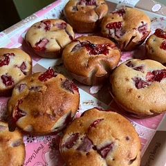 I tried this recipe yesterday and the muffins turned out great! I also added a little bit of homemade strawberry jam at the center. Everyone enjoyed the muffins, so I’ll definitely make them again🍓💚