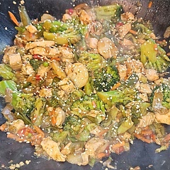 Yumyumyum.
Used frozen stir fry veggies and broccoli 🥦
Added sesame seeds obviously
