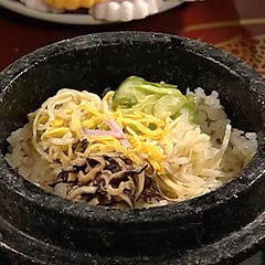 돌솥비빔밥:추운쌀쌀한겨울날씨에좋다.좀서늘하면먹은것이잘체하니따뜻한걸먹으면속이편해진다.