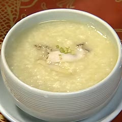 전복에내장을넣어끓인전복내장죽이다.녹색빛이좋은해삼물의내장은모두싱싱한해초를먹고자란것이라그내장에는바다의맛과양분이그대로담겨있다.