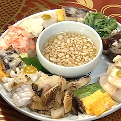 해물냉채:마늘양념즙이다.궁중에서는주로잣즙을쓰오나이는고소한맛은있지만채에장점인상큼한맛은없는듯하여마늘즙으로해보았는데그맛이의외로좋았습니다.또한마늘은해물의비린맛까지제게해좋습니다.겨자처럼톡쏘는맛도아니고달근하면서매콤한것이아주입안이개운하다.허나이는꼭마늘에맛많은아닙니다.이시원함과새콤함은식초를달리했고감식초를썼다.
