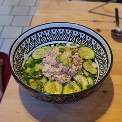 we were very lucky to find cauliflower rice at the grocery store. the dish is surprisingly fresh and delicious and filling. my boyfriend says the rice smelled bad lol