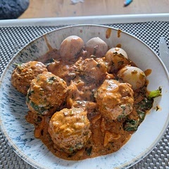 Excellent meal, had new potatoes instead of pasta and chopped spinach instead of parsley.  Lovely.  