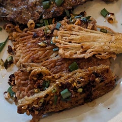 These are some moreish mushrooms! What bad thing could I say about fried mushrooms in garlic and chili oil? They're good, try it! 