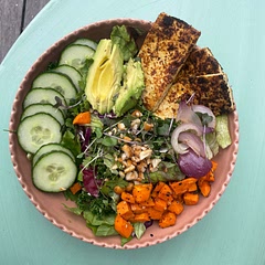 Lunch Salad with Habanero-Veganaise dressing and roasted veggies + Tofu