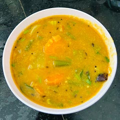 Delicious South Indian Sambar that goes well with rice, idli, dosa and pongal.