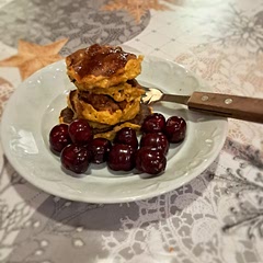 I ate it with some cherry and raspberry honey today.
It was easy to make
I am a terrible pancake baker so I was afraid I might burn them😅
But it turned out very good, I recommend this recipe😊