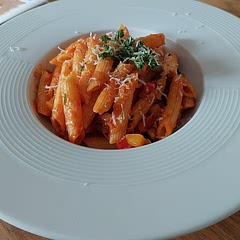 J'ai fait cuire les penne à part et je les ai ajouté après. Plus un peu de parmesan, c'est mieux 