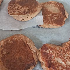 Slightly awkward to flip, but still tasted good.
Added lactose free milk instead of almond milk.
Didn't add the salt.
Served with maplesyrup