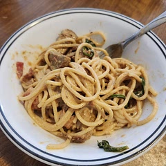 The picture didnt the recipe came did not match my dish but it was still good!! Even my toddler loves it and I didnt put in the red pepper flakes for him. I actually cooked my chicken in the bacon grease and put the oil in when I put the tomatos in.
