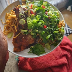Absolutely delicious 😙👌
Didn't have any vermicelli so I improvised with the noodles that I did have. Nice and spicy (let the chicken marinate all day) and bonus it's one pan 💯